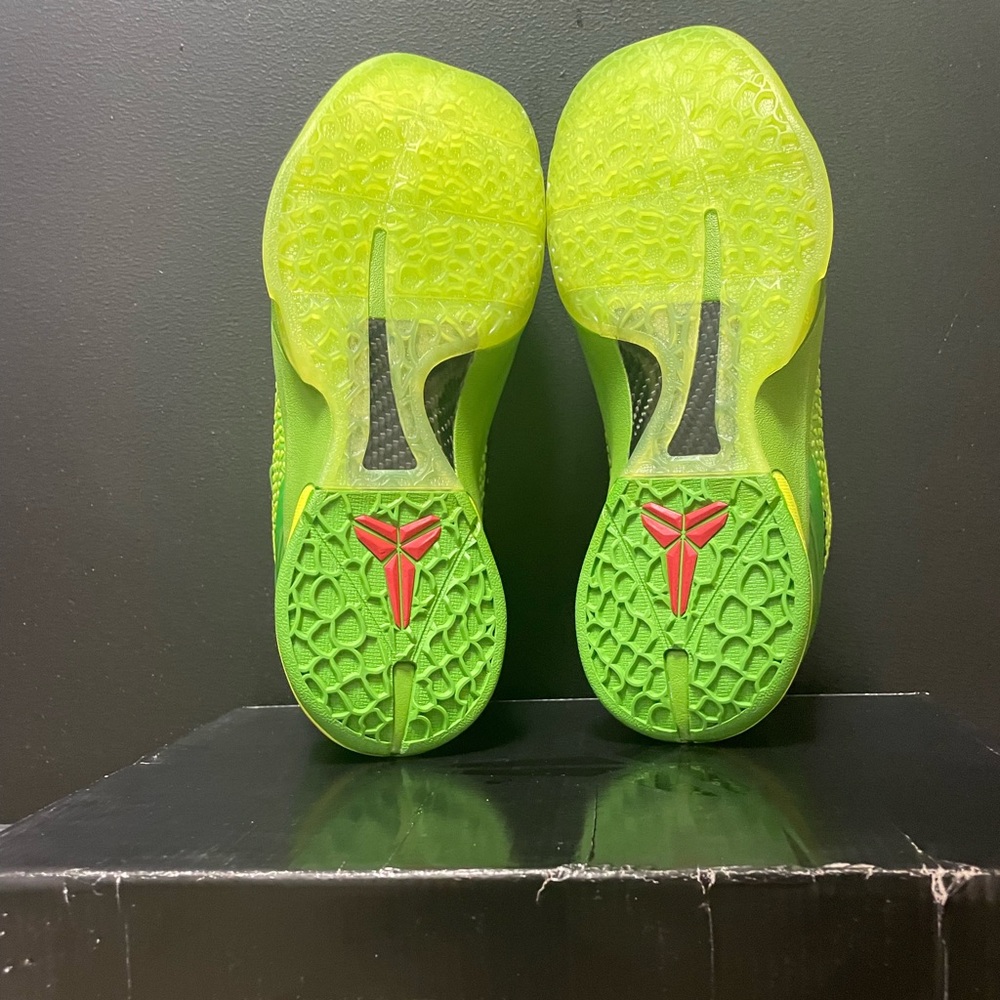 Kobe Protro ‘Grinch’
Size 10
New OG All
Box slightly damaged
100% authentic - Picture 4 of 5